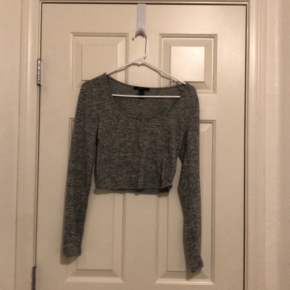 grey long sleeve shirt